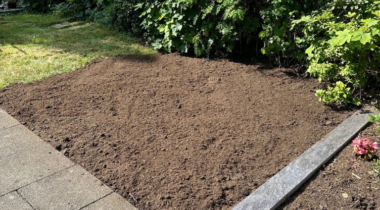 Hochdruckreinigung Grau gepflasterter Boden mit einem geometrischen Muster aus Rechtecken.