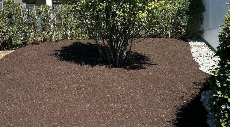 Hochdruckreinigung Grau gepflasterter Boden mit einem geometrischen Muster aus Rechtecken.